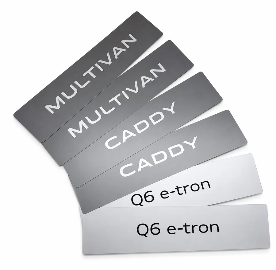 Gebürstete Fahrzeugplaketten für Multivan, Caddy und Q6 e-tron